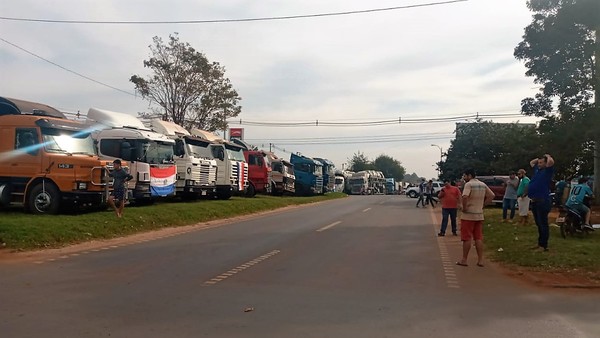 Camioneros en PARO en protesta por aumento de COMBUSTIBLE