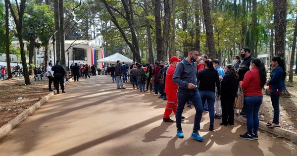 La Nación / Vacunatorios rebasados en el Este del país ante ampliación de la franja etaria
