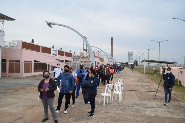 Liberan numeración de cédula y extienden horario en un vacunatorio de Encamación