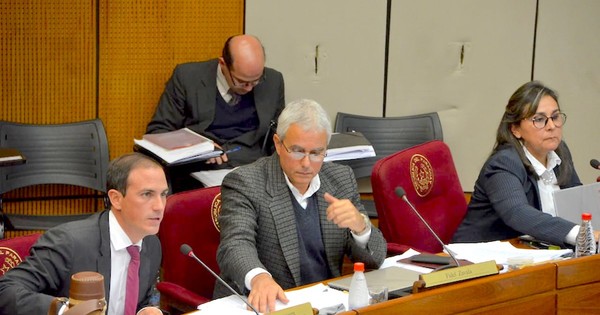 La Nación / Lamentan blanqueo en el Senado, mientras la gente lucha por sus vidas