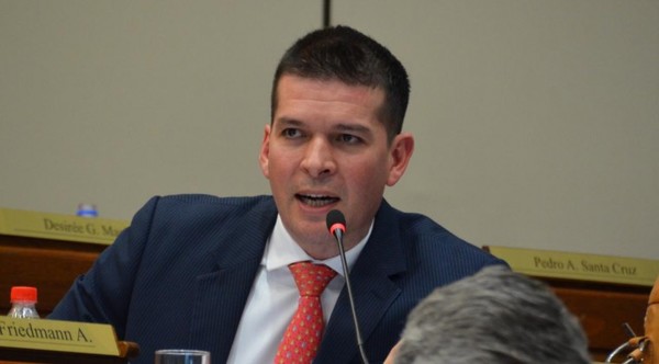 Senador califica de repulsivo el actuar de sus colegas