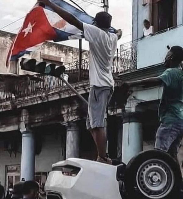 Protestas en Cuba dejan un muerto y policías se unen a manifestaciones