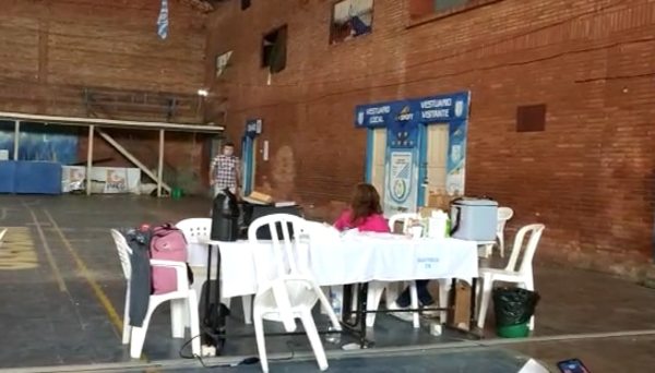 En vacunatorio dejaron de atender para ir a almorzar - Nacionales - ABC Color