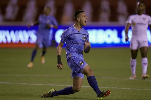 Léo Pereira le da la victoria a Gremio en su visita a la Liga de Quito - Fútbol Internacional - ABC Color