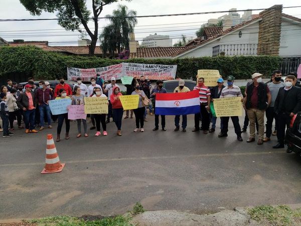 Vigilia frente a la Contraloría en repudio al intendente de Abaí - Nacionales - ABC Color