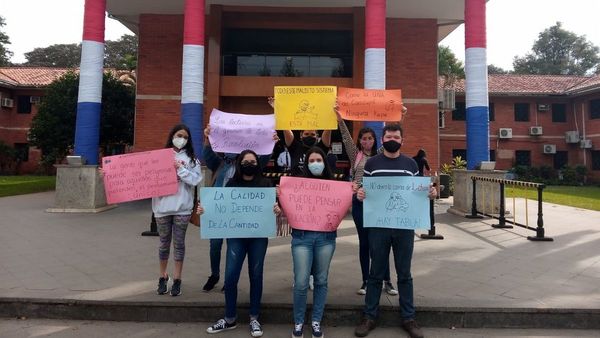 Protestan en la UNA por cierre de Letras