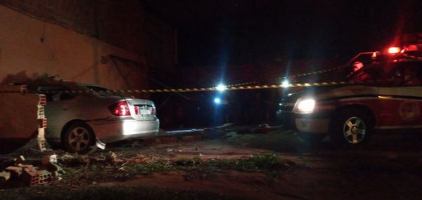 Vehículo choca y se incrusta en la pared de una casa - Nacionales - ABC Color
