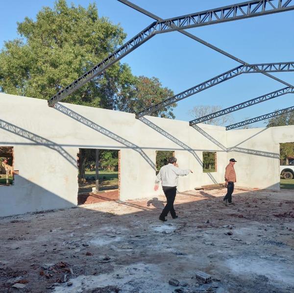 Avanza construcción del tinglado para la mini fábrica de balanceados en asentamiento de Misiones | .::Agencia IP::.