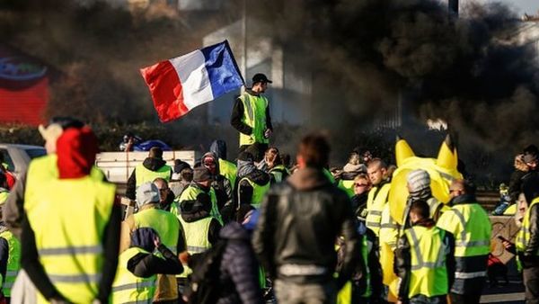 Francia impone pasaporte sanitario y los «chalecos amarillos» se convocan en el aniversario de la toma de la Bastilla