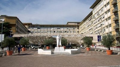 El papa Francisco sale del hospital y llega al Vaticano 10 días después de ser operado | .::Agencia IP::.