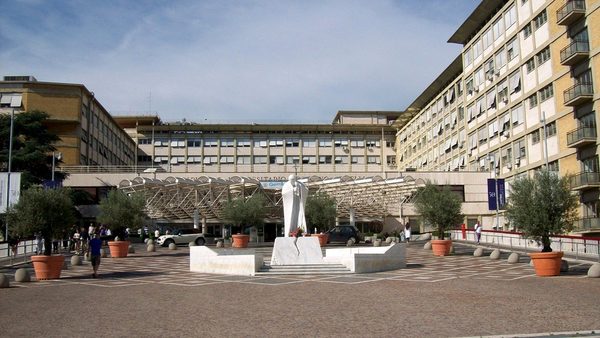 El papa Francisco sale del hospital y llega al Vaticano 10 días después de ser operado | .::Agencia IP::.