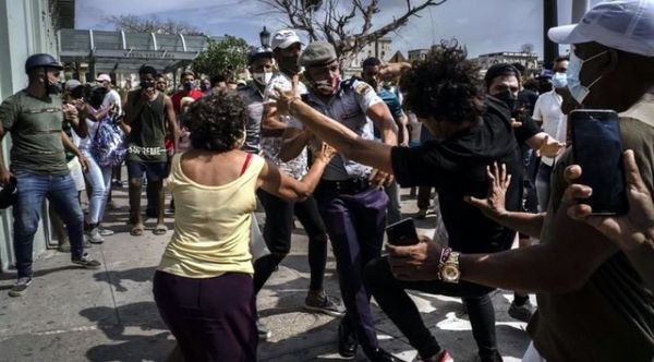 Un muerto en las protestas antigubernamentales en Cuba