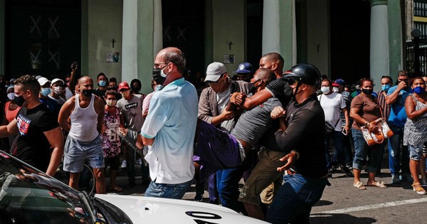 La Nación / Cuba niega “estallido social” en protestas que dejan un muerto y más de 100 detenidos