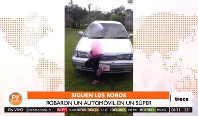 Delincuentes se llevan automóvil del estacionamiento en un supermercado