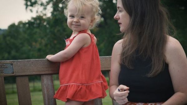 "No ve televisión ni el celular": la niña de 2 años que se hizo viral diciendo palabras difíciles