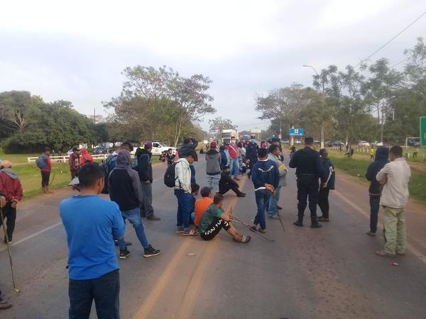 Indígenas cierran ruta en Coronel Oviedo – Prensa 5