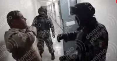 Revelan video de “El Chapo” siendo sometido en prisión: le piden bajarse el pantalón y hacer sentadillas - C9N