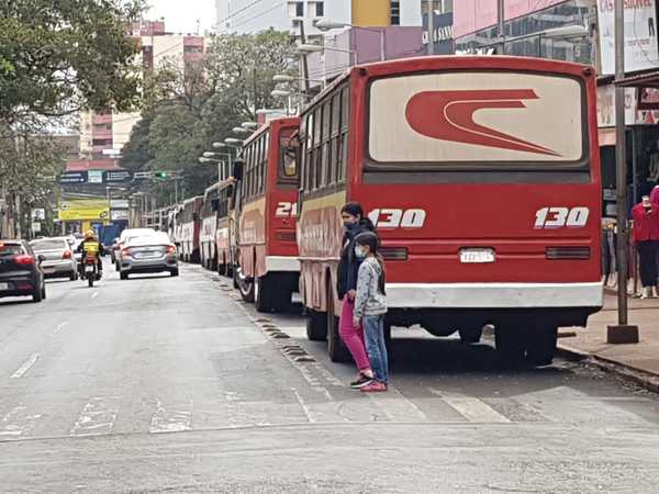 Transportistas piden aumento de pasaje tras suba de combustible - La Clave