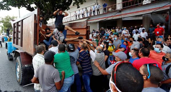 Momentos de terror en Cuba: «Rompieron la puerta y le dieron un tiro a mi marido» (Video)