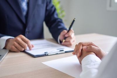 Preparan decreto para prohibir operar en el sistema financiero a empresas que no canjearon sus acciones - MarketData