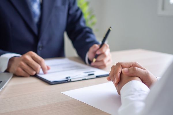 Preparan decreto para prohibir operar en el sistema financiero a empresas que no canjearon sus acciones - MarketData
