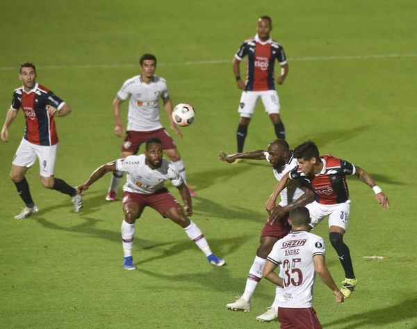 Insólito: El VAR cortó la imagen para analizar la posición de Boselli y olvidaron al jugador de Fluminense que estaba debajo - Cerro Porteño - ABC Color