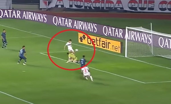 Blooper de Arias para el primer gol de São Paulo