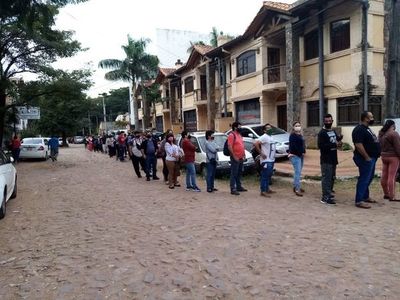 Tras liberación de terminación de cédula en algunos lugares, reportan masiva concurrencia en vacunatorio habilitado en Polideportivo de Cooperativa Lambaré - A La Gran 7-30 - ABC Color