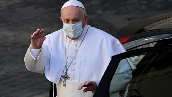 Francisco volvió al Vaticano tras 10 días internado por una operación de colon