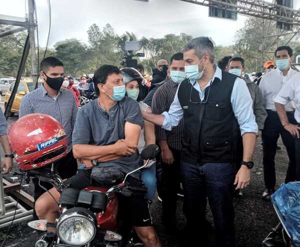 Sorpresiva visita de Mario Abdo al autódromo Rubén Dumot: «Vacuna que llega vacuna que se aplica»