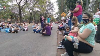 Tras supuesta vacunación VIP, madres lactantes exigen ser inmunizadas en San Lorenzo - Nacionales - ABC Color