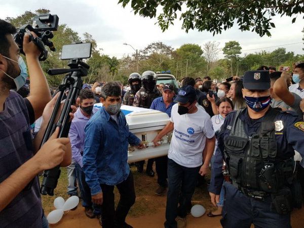 Familiares y amigos entierran a Leidy Luna, la joven fallecida en Miami - ADN Digital