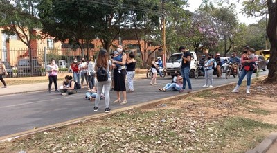 Madres lactantes exigen vacunación y cierran avenida Mariscal López