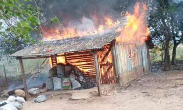 Incendio deja sin casa a una familia en Coronel Oviedo - OviedoPress