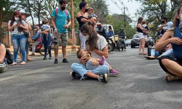Madres lactantes cierran Mariscal López exigiendo vacunación