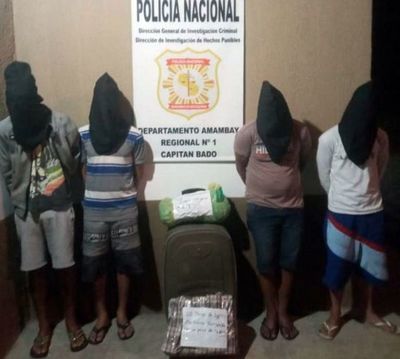Detienen a cuatro sujetos con 20 paquetes de marihuana en un hotel