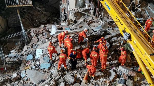 Sube a 17 número de muertos por colapso de hotel en China