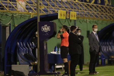 El paraguayo Derlis López también fue 'borrado' de la Copa por grosero error