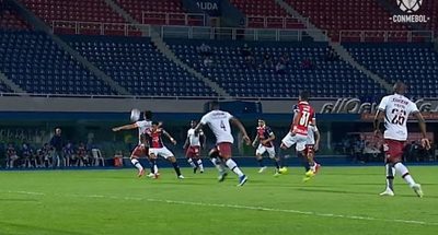 'Eso es brazo', indicó el VAR a Facundo Tello en la jugada del posible penal