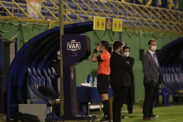 Las críticas a Derlis López, VAR del Boca-Mineiro envuelto en polémica