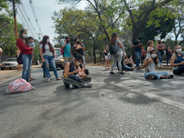 Crónica / Mamás cierran avenidas reclamando vacunas
