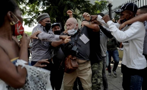 Diario HOY | Cuba niega "estallido social" en protestas que dejan un muerto y más de 100 detenidos