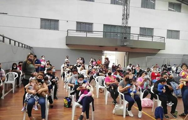 Vacunación a lactantes menores de 35 años aún no está estipulada, dice Salud