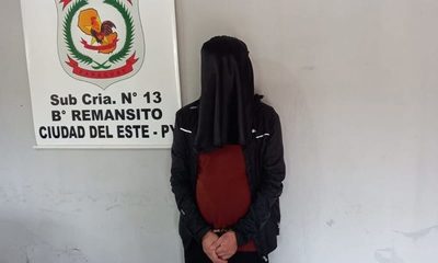 Reducen a delincuente en estacionamiento de supermercado