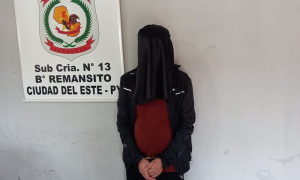 Reducen a delincuente en estacionamiento de supermercado