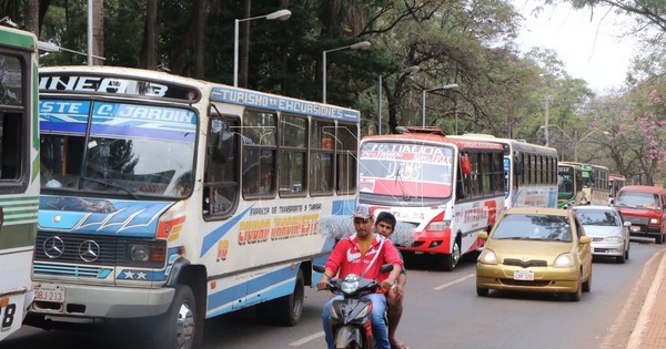 La Nación / Buses chatarra de CDE están en paro para exigir aumento del pasaje