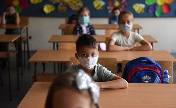 Diario HOY | Tras vacunación a docentes, federación de padres plantea retorno a clases desde septiembre