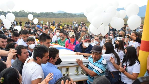 Emotiva despedida a Leidy Luna en el cementerio de Guairá