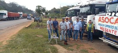 Camioneros se manifestaron contra la suba de combustible y exigen mejor precio del flete  - Nacionales - ABC Color