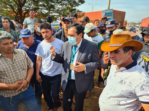 Camioneros de Alto Paraná levantan bloqueo de ruta tras intervención fiscal-policial - ABC en el Este - ABC Color